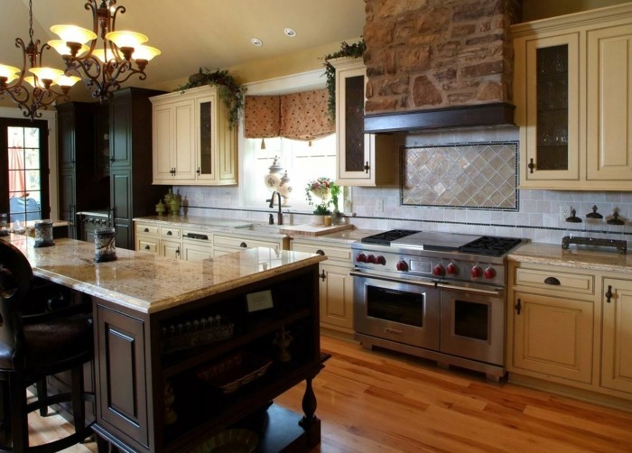 Virtuvės dažų virtuvės spintelės grietinėlėje yra elegantiškas virtuvės sprendimas