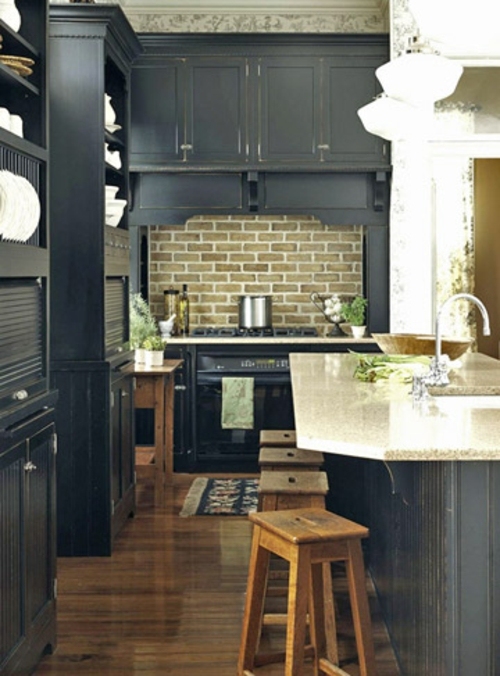 Podeaua bucătăriei planifică mobilierul de culoare neagră perete de perete din bucătărie