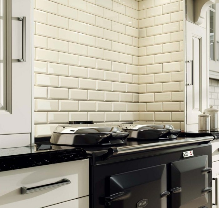 Sudėkite virtuvės dizainą su grietinėlės plytelėmis su juodais virtuvės prietaisais