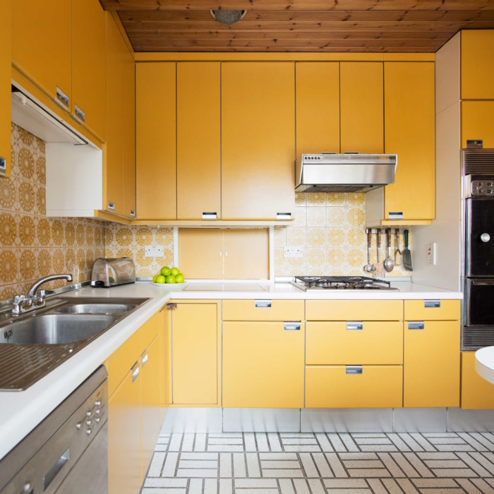 σχεδιασμός κουζίνας κίτρινο ντουλάπια κουζίνας όμορφα πλακάκια τοίχου δαπέδου