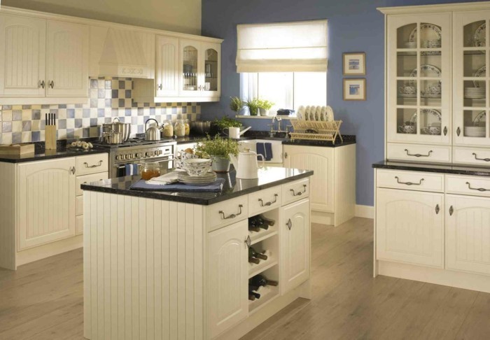 厨房设计在奶油时尚厨柜和木地板