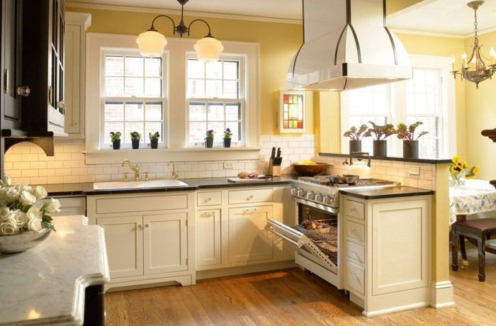virtuvės dizainas ryškios spalvos grietinėlės virtuvės spintelės ir geltonos sienų dažai