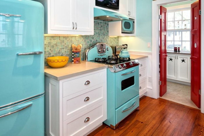 kuchyňský nábytek barevný nábytek dřevěná podlaha retro lednička
