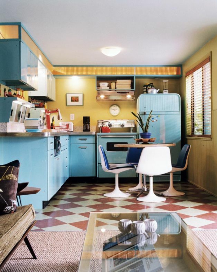 kuchyňský nábytek světle modrá lednice retro modré kuchyňské skříně