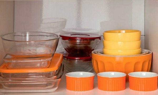 idées de conception de cuisine armoires de cuisine organiser bin vaisselle orange