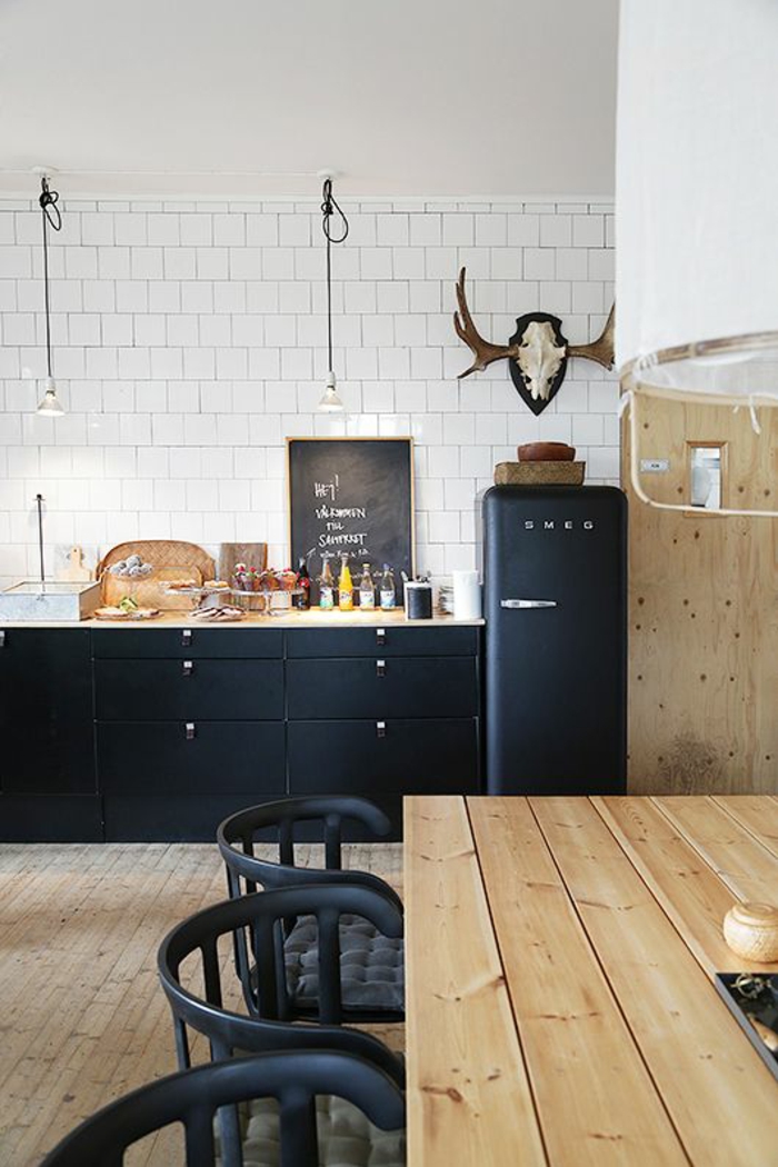kuchyně design černé kuchyně skříně židle rustikální stůl