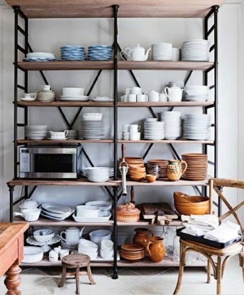 kuchyňské nápady stropní vysoký regál pro nádobí