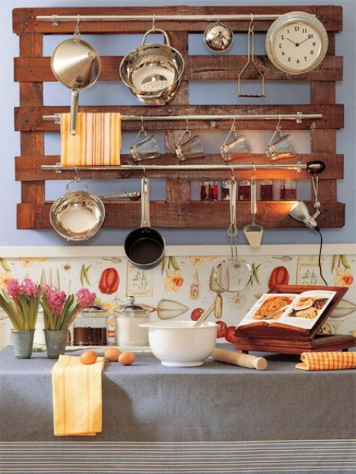 kuchyňské nápady dřevěné palety jako nástěnný regál