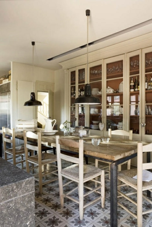 virtuvės idėjos, tvirtas valgomojo stalas ir kabančios lempos pramoniniu stiliumi