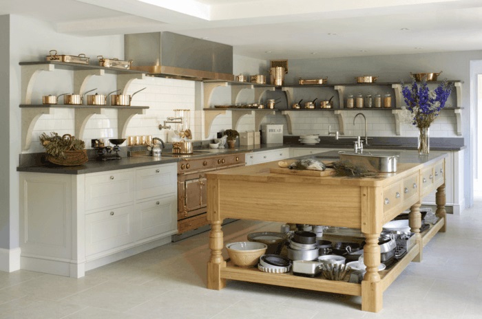 virtuvės salonas, pagamintas iš medžio masyvo virtuvės su virimo sala