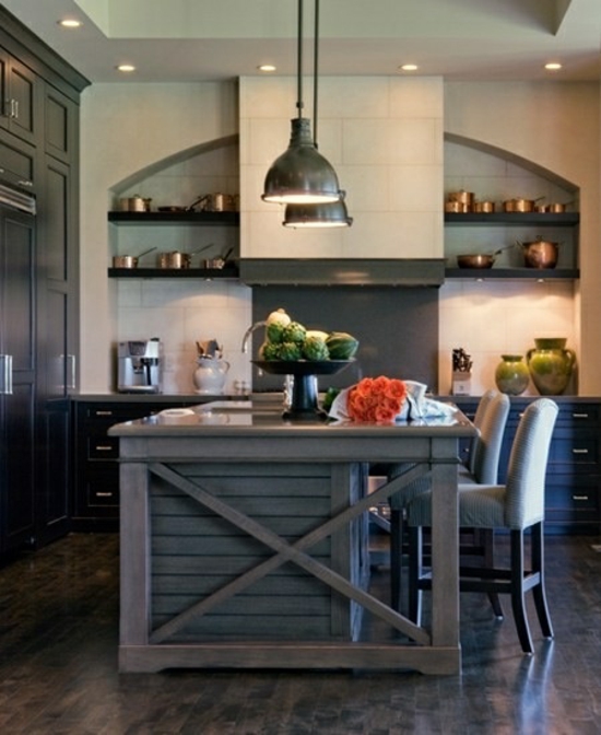 virtuvės salė pilka medžio lentos, liustra lentynos