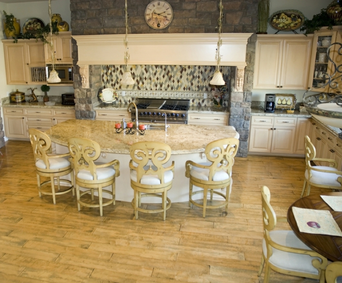 νησιά κουζίνας μεγάλες καρέκλες ξύλινα πλακάκια πέτρινο τοίχο