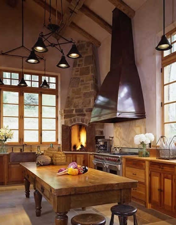 keuken open haard rustieke ronde kruk houten tafel