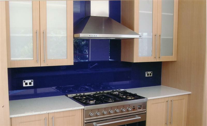 πίσω πλευρά κουζίνας küchenspiegel σκούρο μπλε διαβίωσης ιδέες κουζίνα