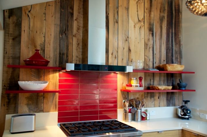 τοίχους κουζίνας κόκκινα πλακάκια ξύλο accents σπίτι διακόσμηση κουζίνα