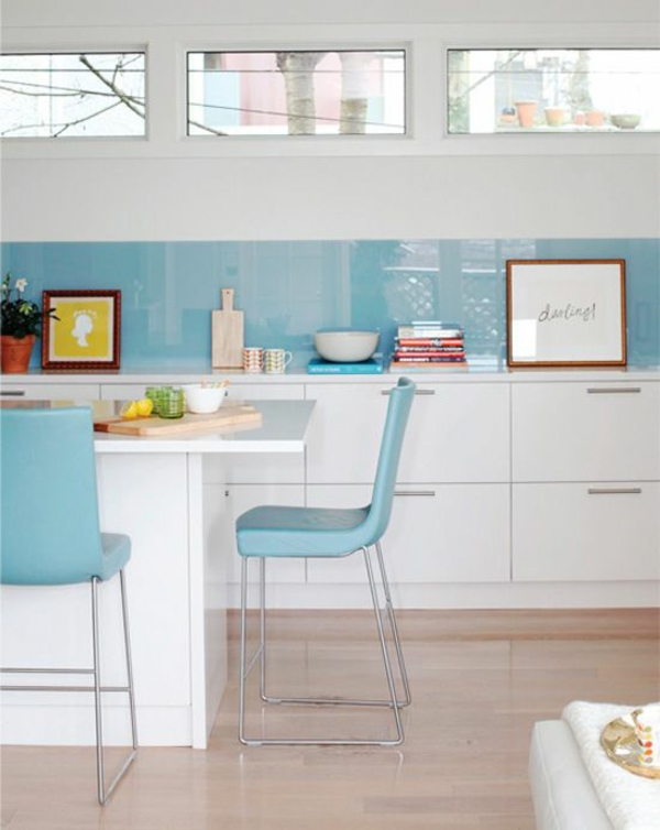кухнята задната стена, изработена от стъклена кухня, облицовка на стената, плексиглас, светло синьо, остров кухня