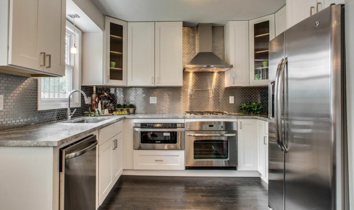 køleskabe sølvfarvede mosaikfliser væg design køkken