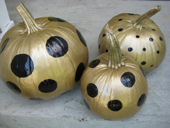 Pumpkin Decoration DIY Ideat Pumpkins Painted Gold mustat pisteet
