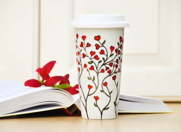 咖啡杯涂上红色的花朵