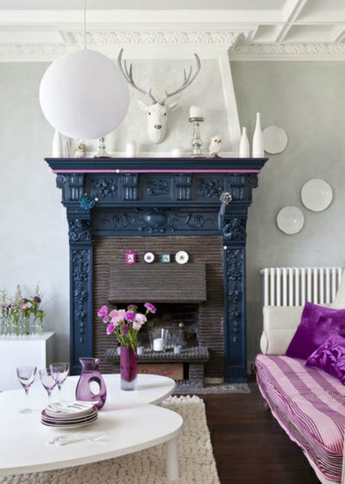 decoración chimenea gris oscuro con borde violeta