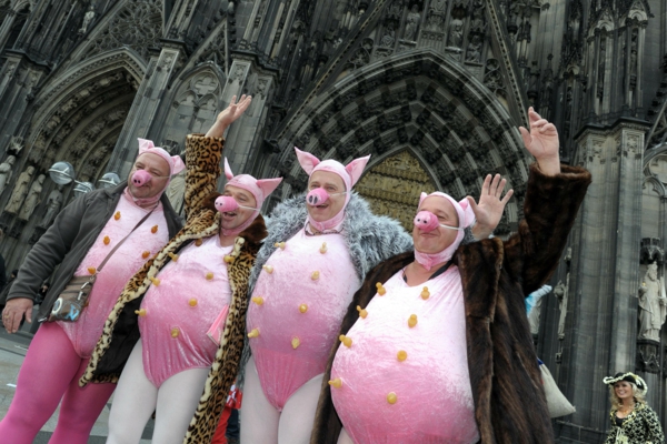 carnaval 2015 în costume de colindă de porc