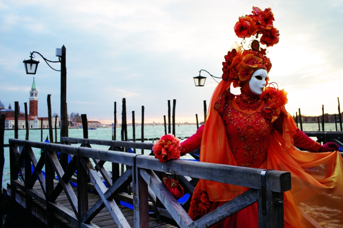 狂欢节在威尼斯女人服饰嘉年华红色礼服发饰花