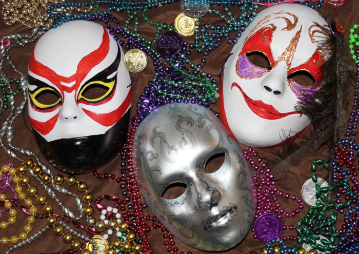 karnevalové kostýmy diy nápady barevné masky flitry korálky