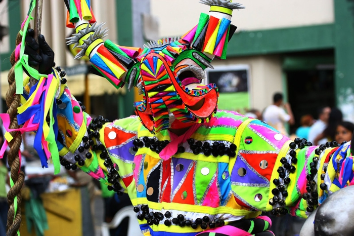 karneval kostumer diy ideer farverige stoffer sequins motiver neon farver