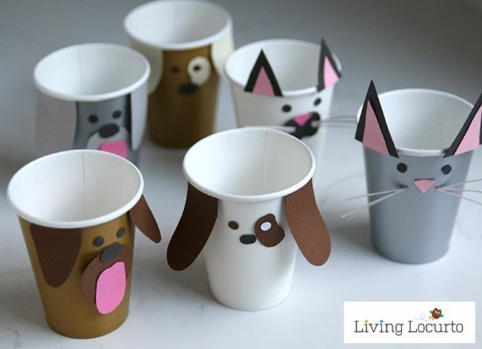 Котките и кучетата правят нещата с хартиени чаши от деца