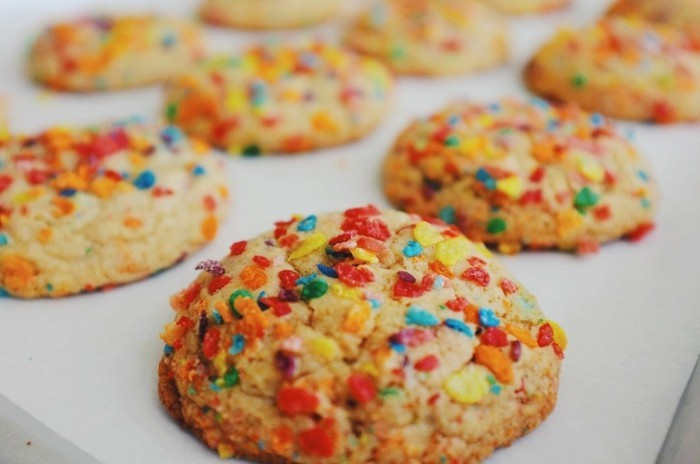 les biscuits eux-mêmes cuisent les fruits colorés