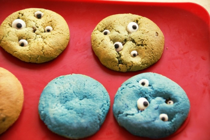 zelf koekjes bakken die Halloween-koekjes maken