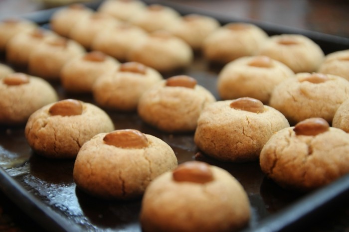 les biscuits sont des amandes cuites au four