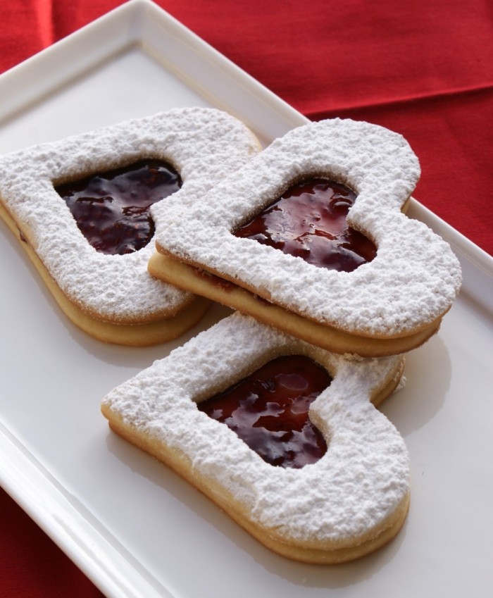 biscuits cuire la Saint-Valentin coeurs confiture de framboise