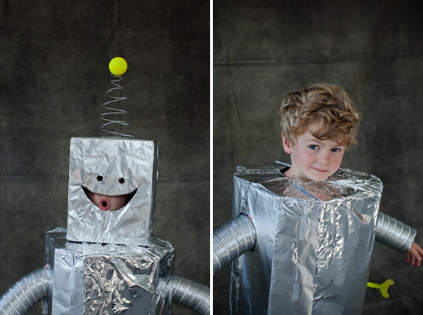 les enfants font des costumes d'halloween eux-mêmes robot fait de papier d'aluminium et de carton