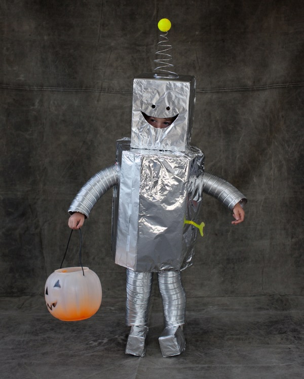 costumes d'halloween d'enfants se font le robot