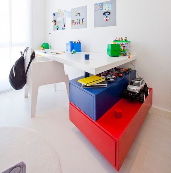 Детски дизайнерски бюра, вградени в стени червено сини чекмеджета