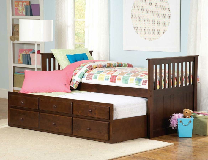 детско легло с чекмеджета за колички за съхранение килим цветно спално бельо
