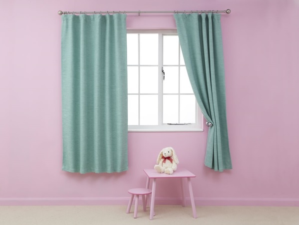 barnetæpper pige værelse væg maling lyserød turkis gardin uigennemsigtig