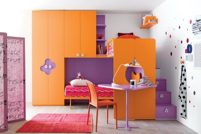 cama alta infantil naranja violeta combina alfombra roja