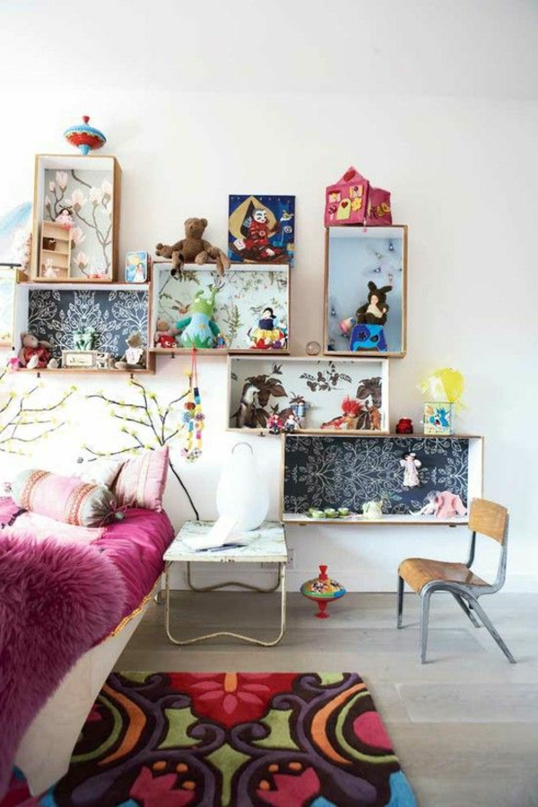 kinderkamer versieren meisjeskamer gekleurde tapijt open planken