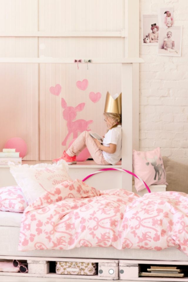 سرير للأطفال مصنوع من europallets أنفسهم جعل ورقة الوردي