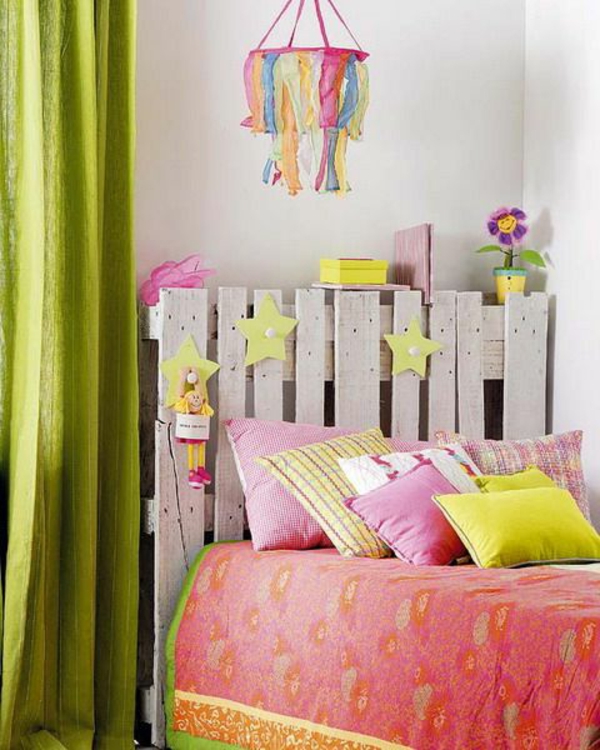 barn rom dekorere stor seng hode lange gardiner lysestake