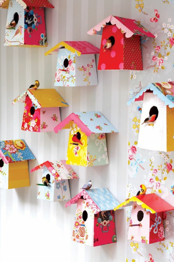 Het kinderdagverblijf verfraait vogelhuizen op de muur