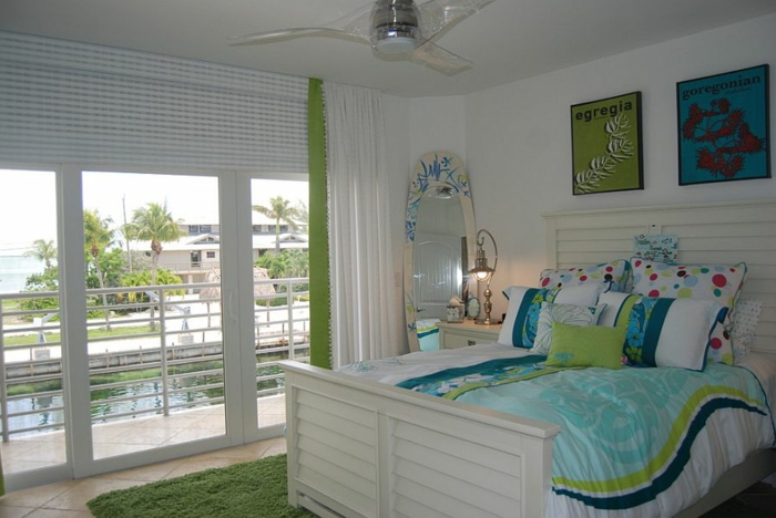 forma de la habitación de los niños brillante con estilo tropical con vistas al mar