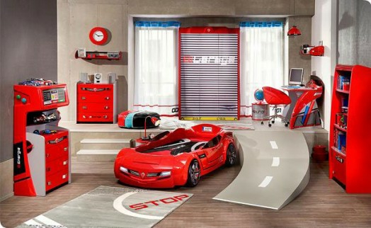 παιδικό δωμάτιο που έχει συσταθεί αυτοκίνητο κρεβάτι αγόρι που έχει συσταθεί κόκκινο γρήγορο αυτοκίνητο