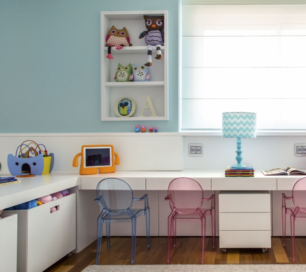 детска стая дизайн учебен ъгъл акрилни мебели столове стена рафт стена боя гълъб синя
