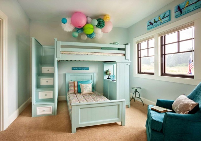 غرفة الأطفال سرير مرتفع الضوء الأخضر السرير السجاد بيج بيج كرسي بذراعين