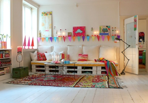 vaikų kambario idėjos, paletės sofos, baltos pagalvės ir spalvinga apmušalai