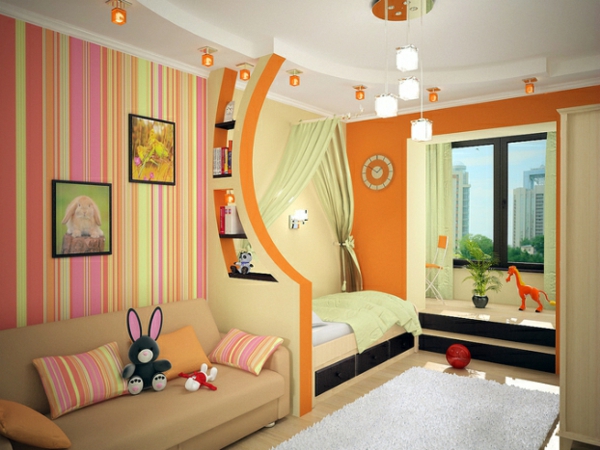 habitación para niños completamente a rayas de pared y animales de peluche