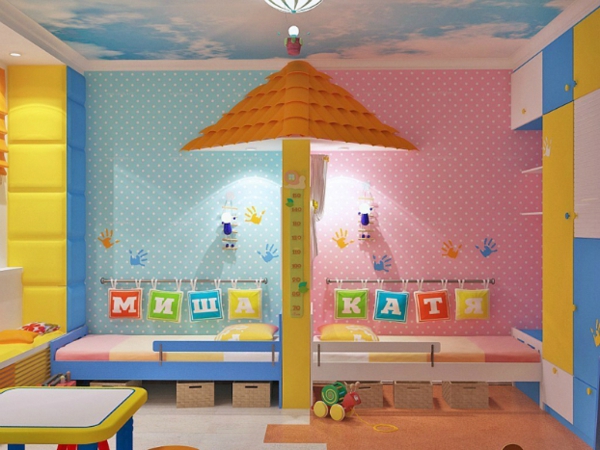 habitación de los niños completamente en azul y rosa